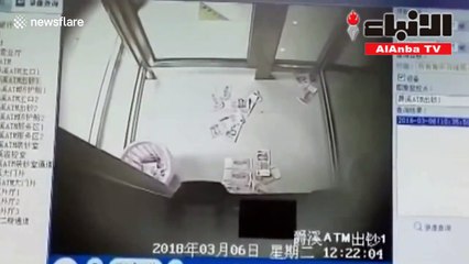 صراف آلي يصاب بالجنون ويقذف الأموال 1