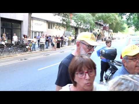 Arriben els primers manifestants a la seu del PDeCAT