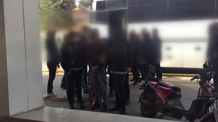 ŞANLIURFA - Uyuşturucu satıcılarına yönelik operasyonda gözaltına alınan 21 zanlı adliyeye sevk edildi