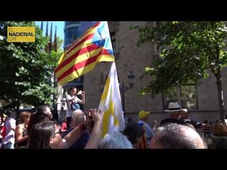 Download Video: Arriben els primers concentrats davant la Diputació de Barcelona