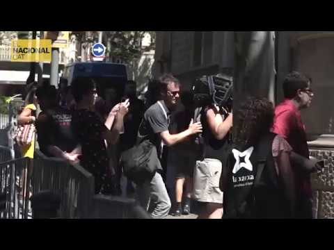 Crits de vergonya a l'exterior de la Diputació