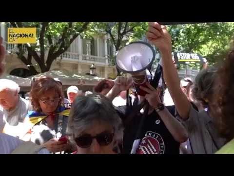 Crits de Núria Marín dimissió a l'exterior de la Diputació