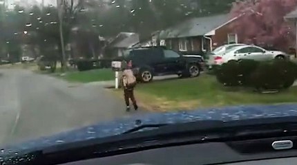 أب يعاقب ابنه بالمشي مسافة ميل إلى المدرسة