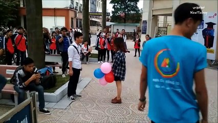 موقف محرج لفتاة طلبت الرقص من شاب !؟