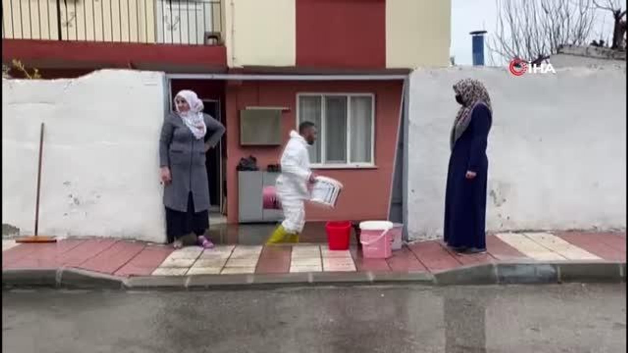 Manisa'da iki evi su bastı