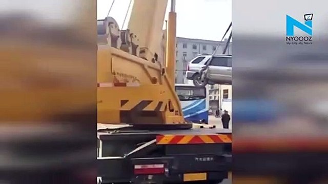 بالفيديو عقاب غريب لسائق ركن سيارته في مكان مخالف