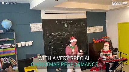 Juggling performance livens up kids' Christmas