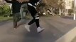 بالفيديو تعرض شاب لسقوط مروع في الرمال عندما حاول استعراض مهاراته في القفز أمام صديقه.