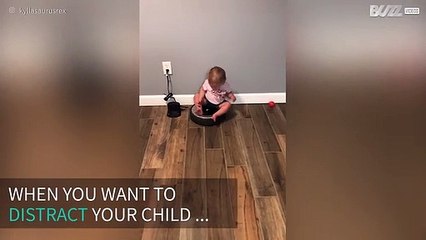 Mom finds practical way to entertain baby