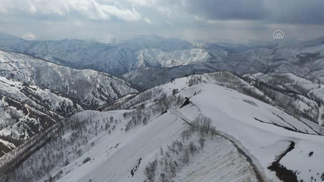 Kar kaplanları 4 metre karla kaplı köy yollarını açmaya çalışıyor