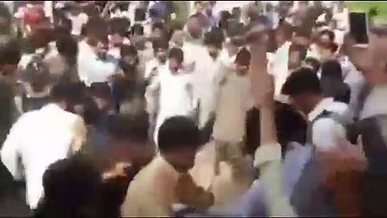 جموع تقتل طالبا ضربا ودعسا والقضاء ينتصر للقتيل