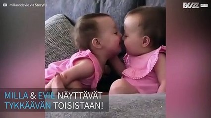 Kaksosvauvojen suloinen hetki vangittiin nauhalle