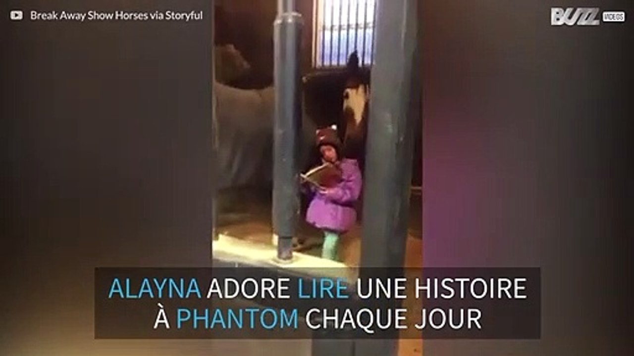 Cette adorable petite fille lit chaque jour une histoire à ce cheval