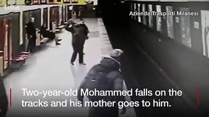 فيديو مرعبطفل يفلت من والدته ويسقط على قضبان المترو بإيطالياكادت أن ترى مصرعه 1