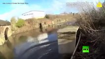 شرطي بريطاني ينقذ رجلا من الغرق ويعترف بأنه لا يجيد السباحة!