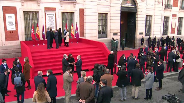 Los dirigentes madrileños escenifican su confrontación en Sol