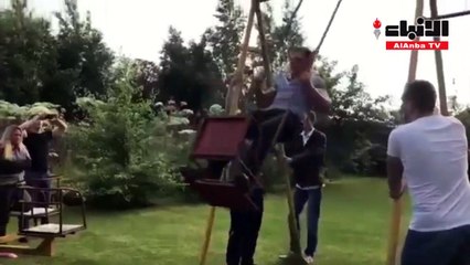 أكثر من مليوني مشاهدة لسقوط رجل يستعرض مهارته على الأرجوحة