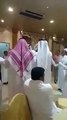 عريس سعودي يشعل حفل زفافه بوصلة رقص شرقي