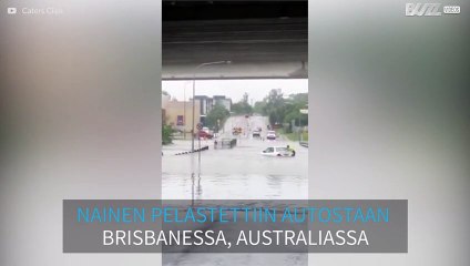 Nainen pelastetaan tulvan täyttämästä autosta