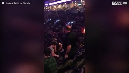 Hassu mies esittelee tanssiliikkeensä ennen konserttia