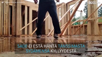 Sadetanssi: huono sää ei häiritse tämän rakennustyöläisen juhlaa!