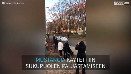 Isä paljastaa vauvan sukupuolen perheelleen Mustangin avulla