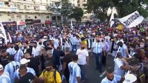 شاهد: عائلة مارادونا والمئات من عشاقه يطالبون بـ