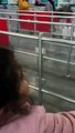 فيديو بكاء طفلة تودع والدها في المطار يشعل مواقع التواصل