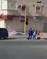 ​فيديو لعامل نظافة في السعودية يساعد طالبا صغيرا لعبور أحد الشوارع