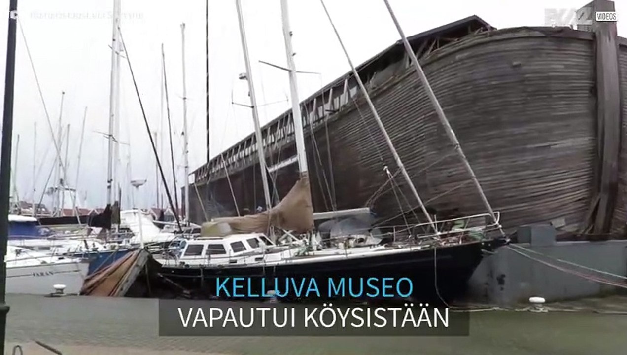 Voimakkaat tuulet työntävät kelluvan museon ankkuroituja veneitä päin