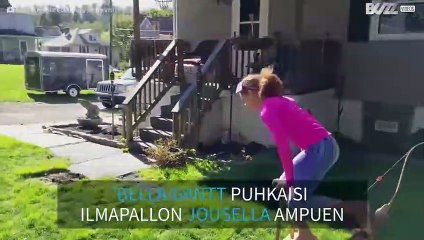 Tyttö puhkaisee ilmapallon ampumalla jousella... käsillään seisten!