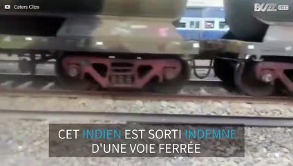 Un train passe sur un homme en Inde