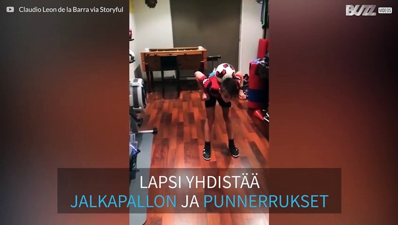 Tasapainoilun mestari: lapsi tekee punnerruksia jalkapallo selkänsä päällä