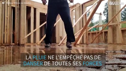 La pluie n'empêche pas cet ouvrier de danser!