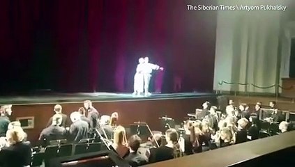 ممثل يتقدم بطلب الزواج من صديقته على المسرح