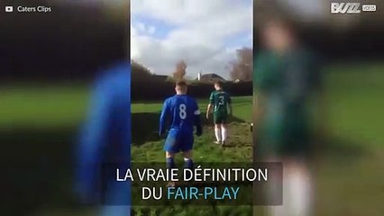 Deux équipes de football rivales se rassemblent pour libérer une ambulance embourbée