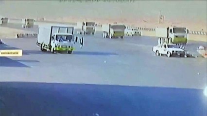 شخص يطير في الهواء صدمته سيارة بالسعودية