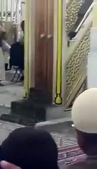 شاهدوفاة نقيب المهندسين الزراعيين الاردنيين أثناء صلاته داخل الروضة الشريفة