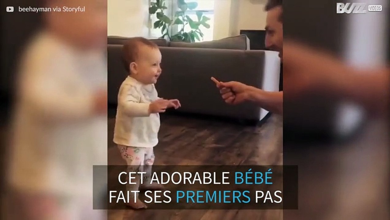 Les premiers pas de ce bébé pour une frite