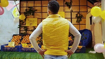 وهو يغني خلال بيع البرتقال أوصله إلى العالمية