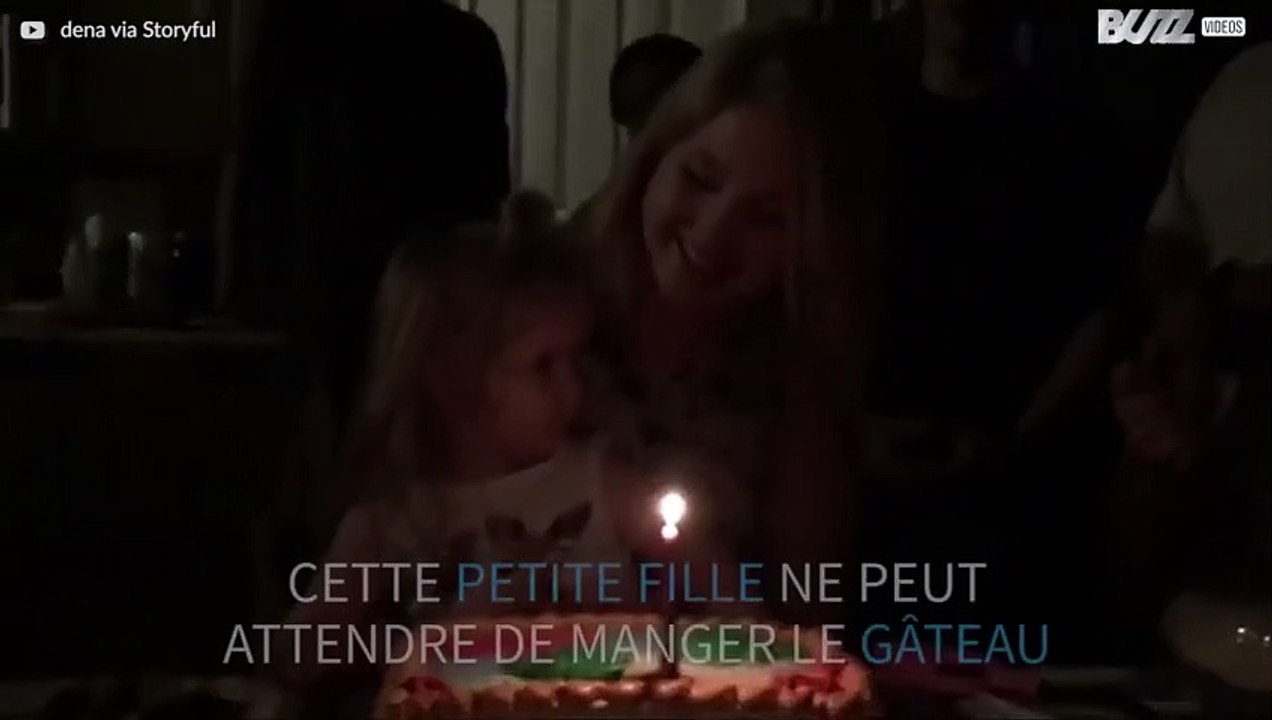 Cette petite fille est pressée de manger un gât...