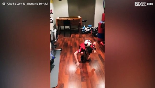 Impressionnant! Cet enfant fait des pompes avec une balle de foot