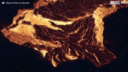 La lave ruisselle d'un volcan Hawaïen