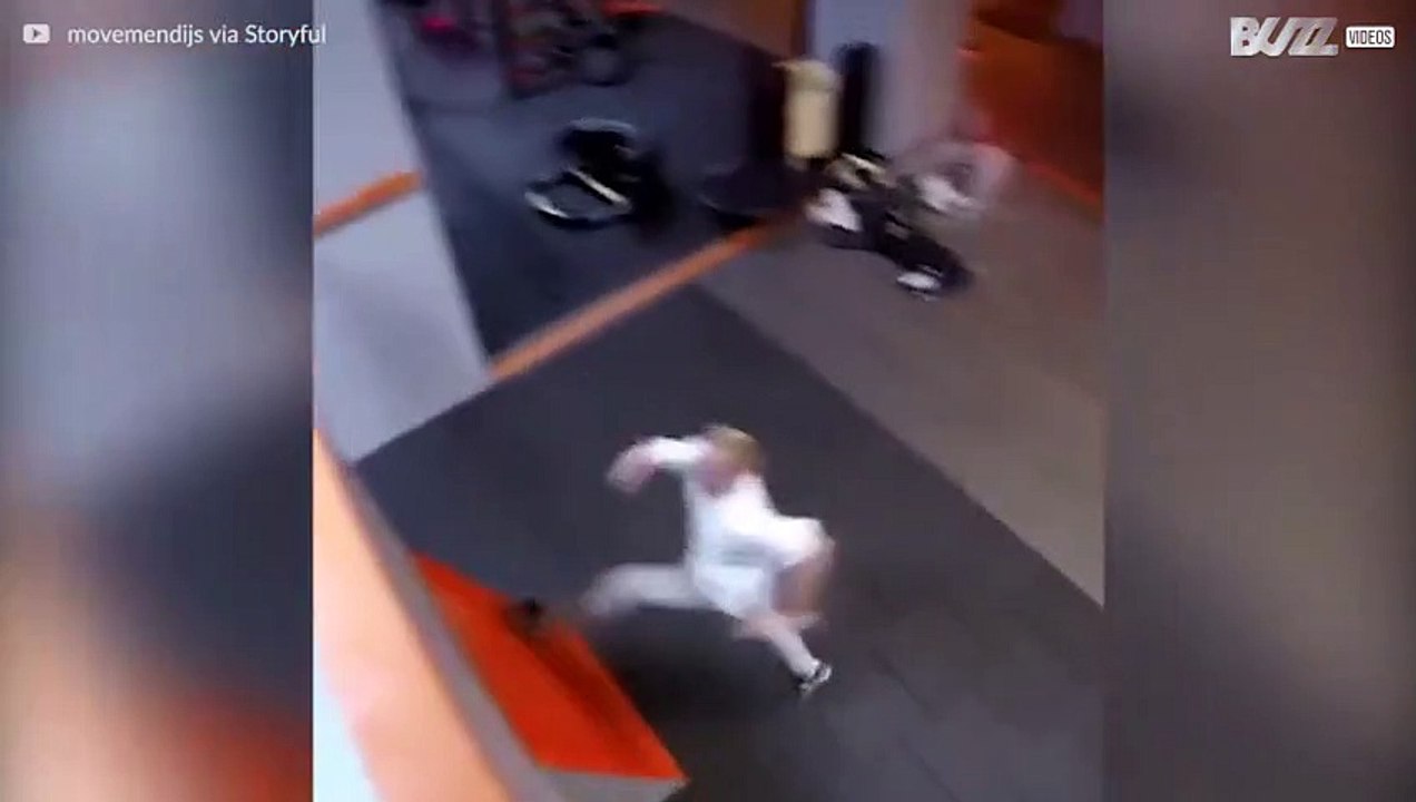 Un ado montre ses exploits en parkour
