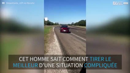 Un homme accompagne sa voiture en chanson après un accident