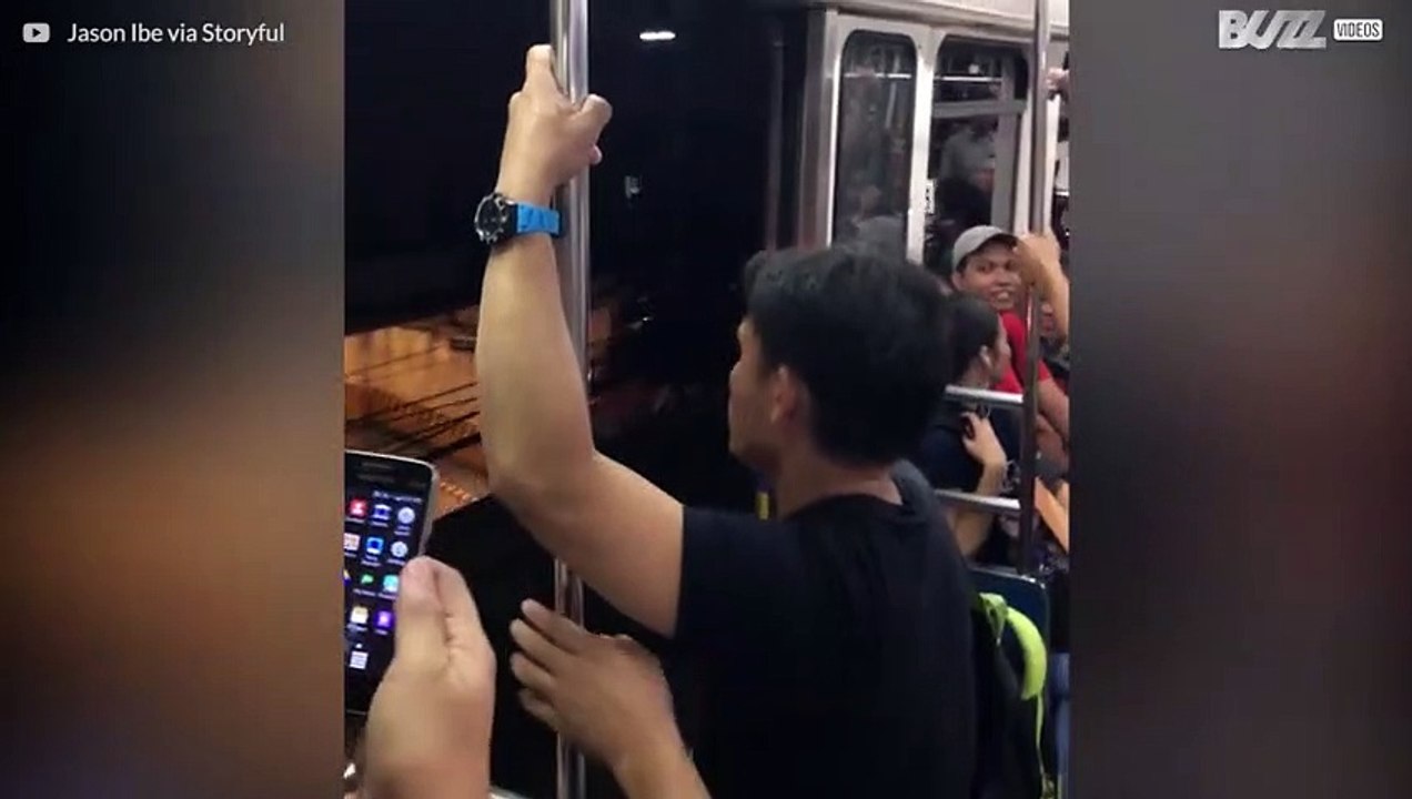 La porte du métro reste ouvert après avoir quitté la station!