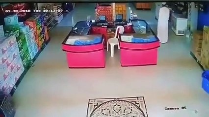 شاهد نجاة مواطن عماني بعد اقتحام سيارة مركز للتسوق