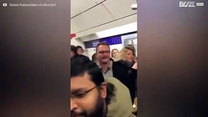 La foule chante à l'unisson dans le métro de Londres