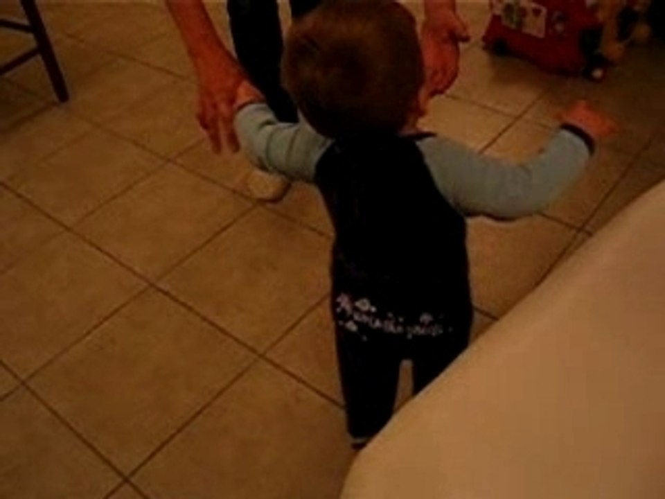 Tom s'essaie à la marche