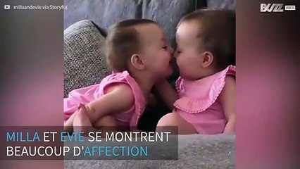 Un magnifique moment entre des jumelles
